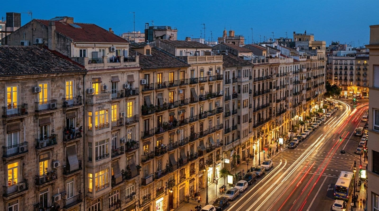Ciudad española al anochecer con cientos de ventanas iluminadas en la hora punta de la noche