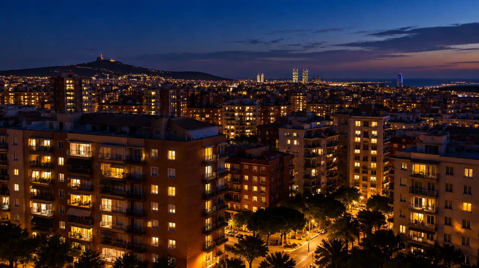 Ciudad española de noche con cientos de ventanas iluminadas en la hora punta, cuando la luz del mercado vuelve a encarecerse