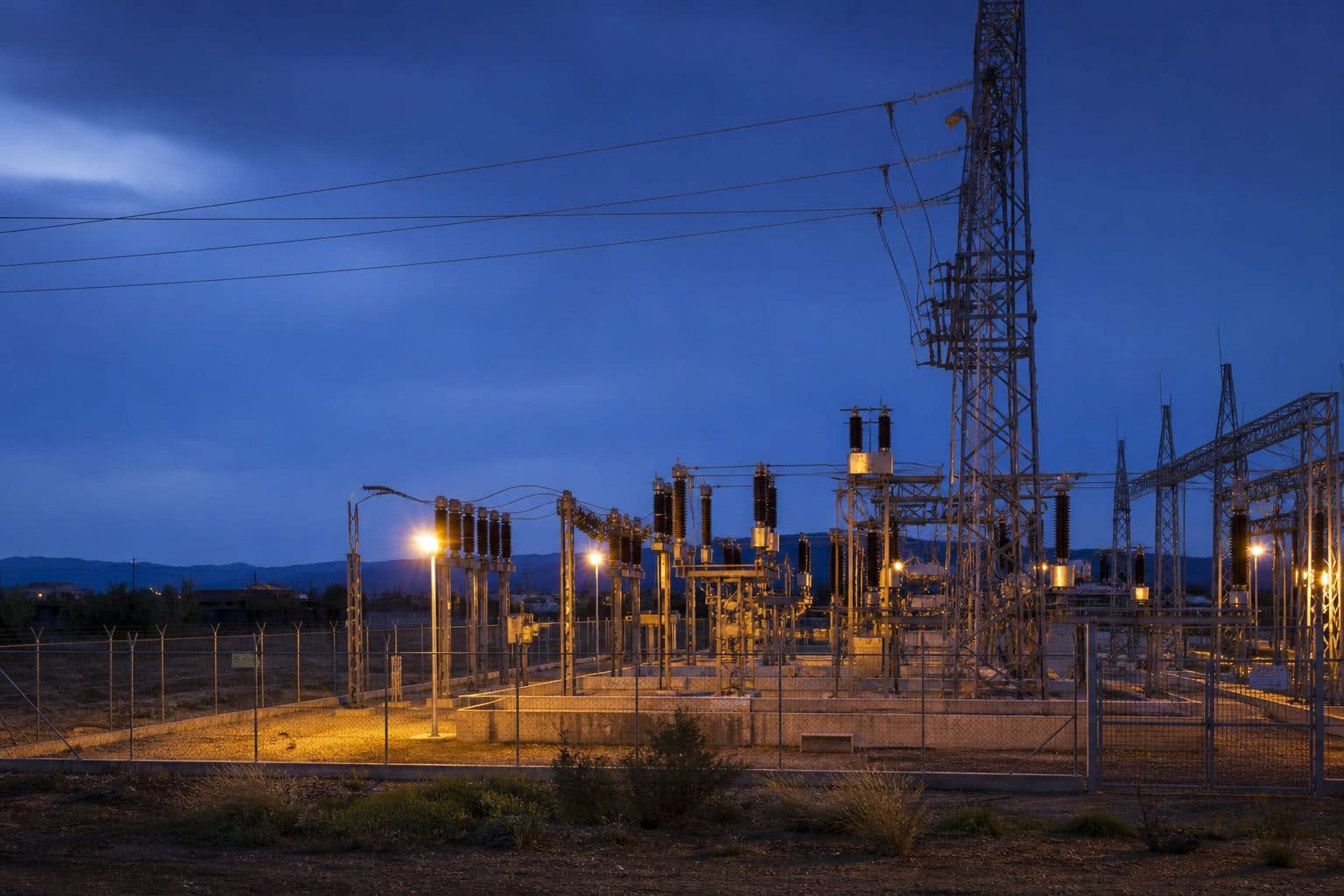 Subestación eléctrica de alta tensión al anochecer