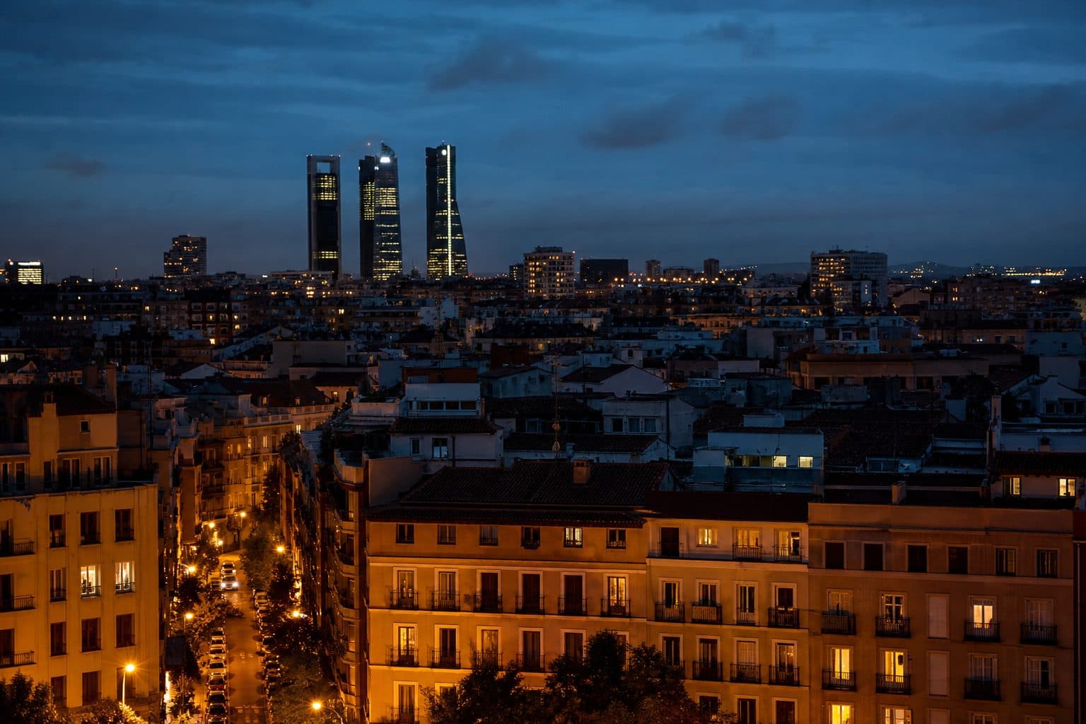 Ciudad española iluminada de noche en hora punta energética